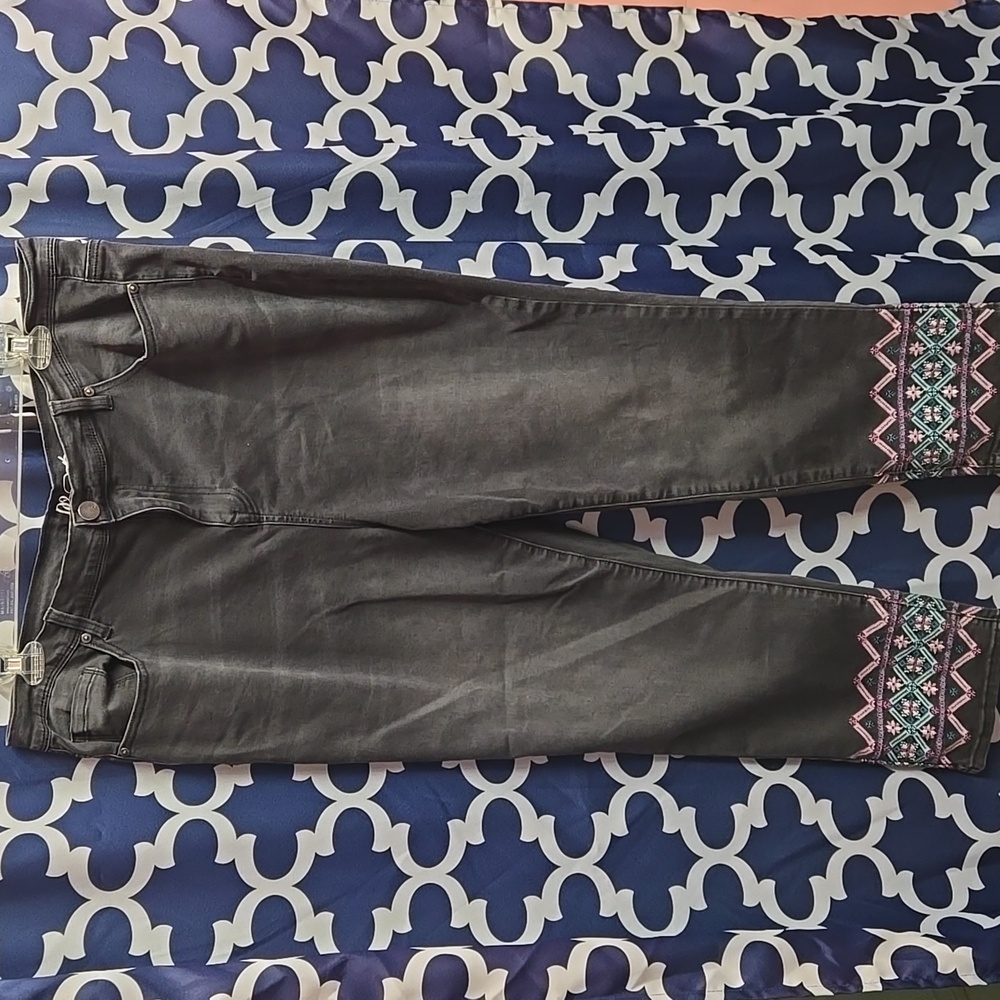 DG2 Womans Embroidered Gray Washed Jeans Size 20W